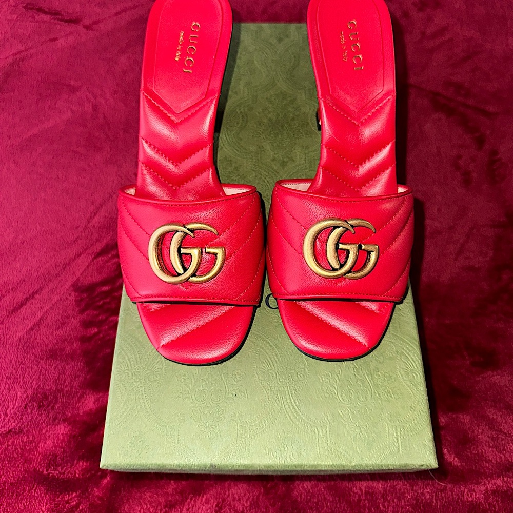 Women Gucci sandals